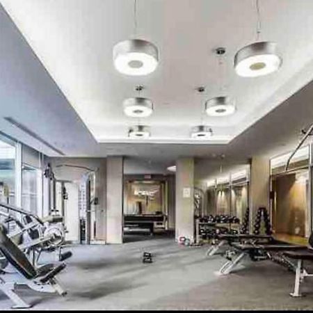 Апартаменты Beautiful Unit In Heart Of Downtown Торонто Экстерьер фото